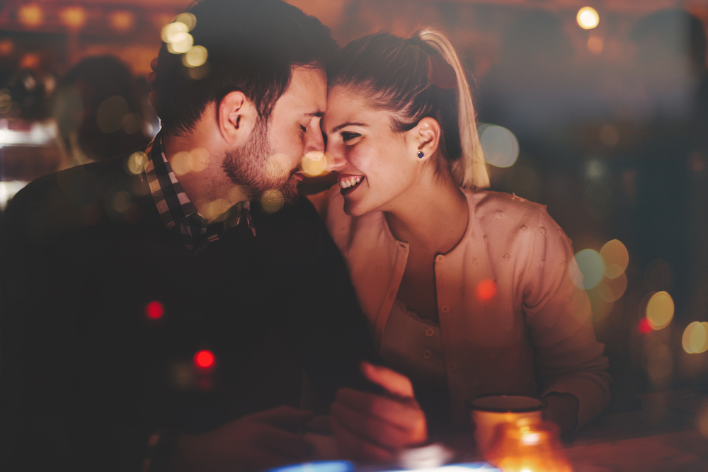Romantisches Paar trifft sich nachts im Pub