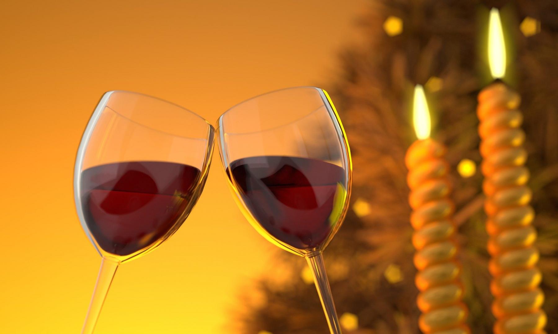 Ein Glas Wein oder Bier beim ersten Date ist durchaus o.k., wenn beide Alkohol trinken.
